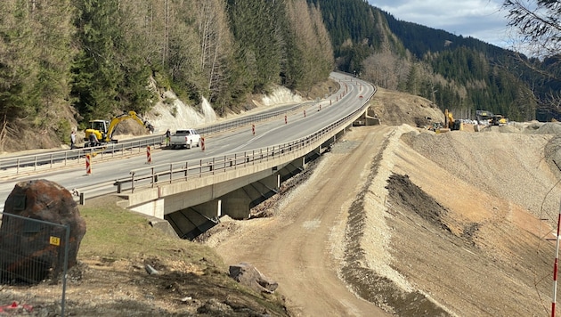 Die Baustellenumfahrung bei der Waldbachbrücke ist eingerichtet. (Bild: Land Steiermark)