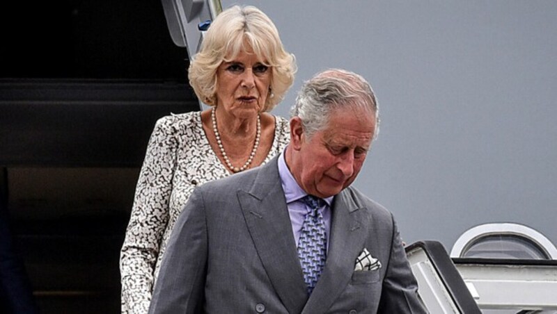 König Charles und seine Ehefrau Camilla müssen ihre Frankreich-Reise verschieben. (Bild: APA/AFP/Adalberto ROQUE)