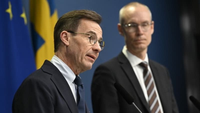 Schwedens Premier Ulf Kristersson (l.) und Botschafter Oscar Stenström (Bild: Fredrik SANDBERG / TT News Agency / AFP)