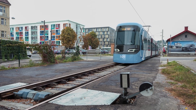 Die neue Stadtbahn soll auch durch Linz-Urfahr rollen, wie diese Visualisierung zeigt. (Bild: Schiene OÖ)