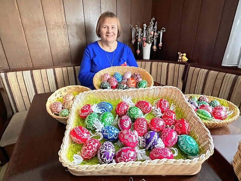 Wilma Zieserl aus Stinatz mit ihren Kostbarkeiten. (Bild: Christian Schulter)