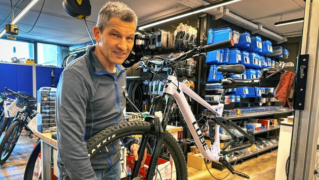 Intersport-Experte Walter Schmid beim Frühjahrscheck eines Cube-Mountainbikes (Bild: Wallner Hannes)