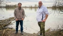 Josef Brückl und Christian Strassl (re.) wurden am Donnerstag in Kirchdorf am Inn zu Lebensrettern. Das Auto versank im kalten Inn. (Bild: Scharinger Daniel)