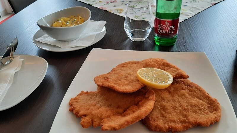 Im Kärntner Wirtshaus darf ein Schnitzel nicht fehlen! (Bild: P. Huber)