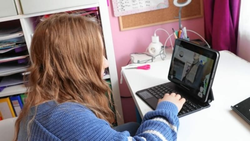 Sicher daheim und zugleich mitten im Klassenzimmer: Johanna und ihr Avatar (Bild: Jöchl Martin)