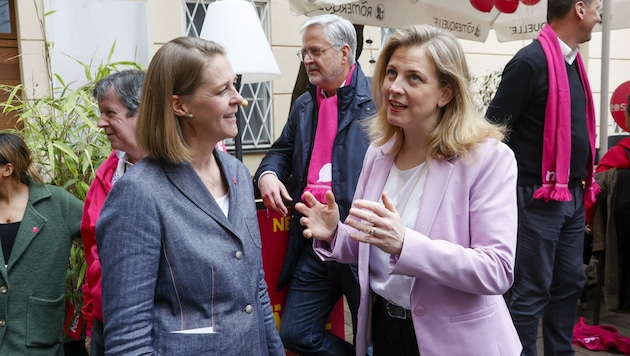 Aus der Bundespartei bekam Andrea Klambauer Unterstützung von Chefin Beate Meinl-Reisinger (rechts). (Bild: Tschepp Markus)