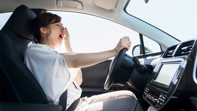 Typische morgendliche Geste vieler Autofahrer in den Tagen nach der Zeitumstellung (Bild: metamorworks/Shutterstock/ARBÖ)