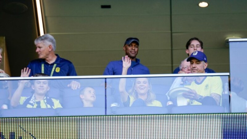 Reese Witherspoon mit ihren Söhnen Deacon Phillippe, Tennessee Toth und Ehemann Jim Toth bei einem Fußballspiel in Tennessee im Mai 2022. Witherspoon besitzt Anteile am Fußballklub Nashville SC. (Bild: APA/Getty Images via AFP/GETTY IMAGES/Mickey Bernal)