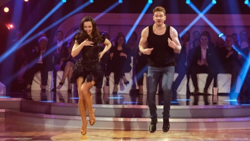 Lucas Fendrich und Lenka Pohoralek in der „Dancing Stars“-Show vom 24.03.2023 (Bild: ORF)