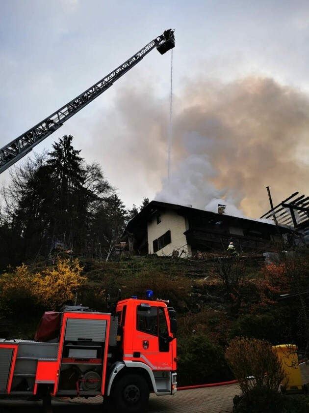 Die Feuerwehren kämpfen von Außen gegen die hartnäckigen Flammen. (Bild: FF Viktring-Stein/Neudorf)