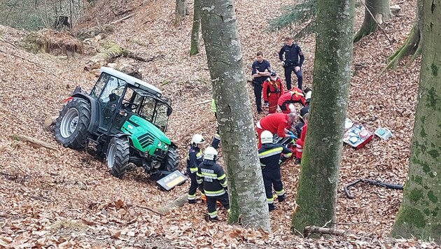 Ein 76-jähriger Oststeirer stürzte mit seinem Traktor in einem steilen Waldstück ab. (Bild: FF Nitscha)