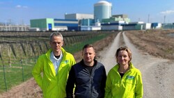 Reinhard Uhrig (Global 2000), Jörg Schwaiger („Krone“) und Patricia Lorenz bekamen Einblick hinter die Kulissen des slowenischen Atomkraftwerks Krško. (Bild: Jörg Schwaiger)
