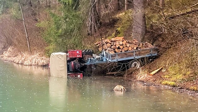 Der Traktor stürzte mehrere Meter über eine Böschung in den Starkenberger See. (Bild: zeitungsfoto.at/Liebl Daniel)
