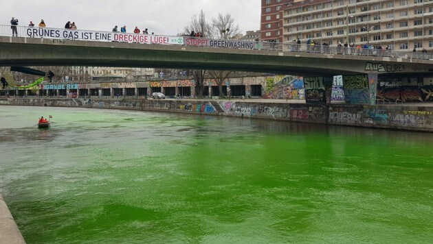 Der Donaukanal wurde von den Aktivisten grün eingefärbt. (Bild: Extinction Rebellion Austria)