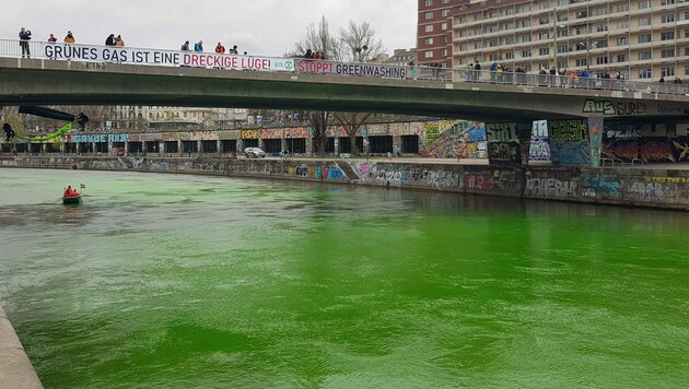 Der Donaukanal wurde von den Aktivisten grün eingefärbt. (Bild: Extinction Rebellion Austria)