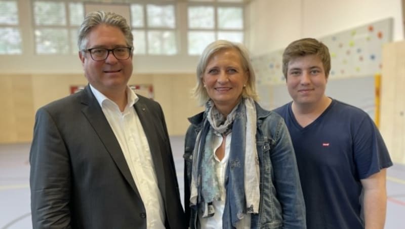 Bürgermeister Robert Weber, Direktorin Erika Klonner und Jugendgemeinderat Paul Gangoly (Bild: Marktgemeinde Guntramsdorf)