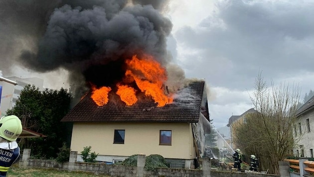 Ein Wohnhaus stand in Wilhelmsburg in Vollbrand (Bild: Feuerwehr St. Pölten-St. Georgen)