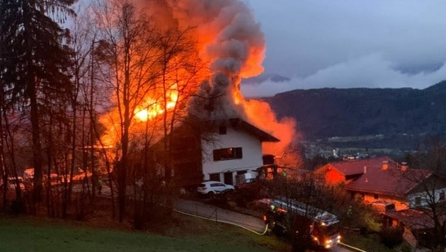 Das Haus wurde völlig von den Flammen verschlungen. (Bild: FF Schiefling)