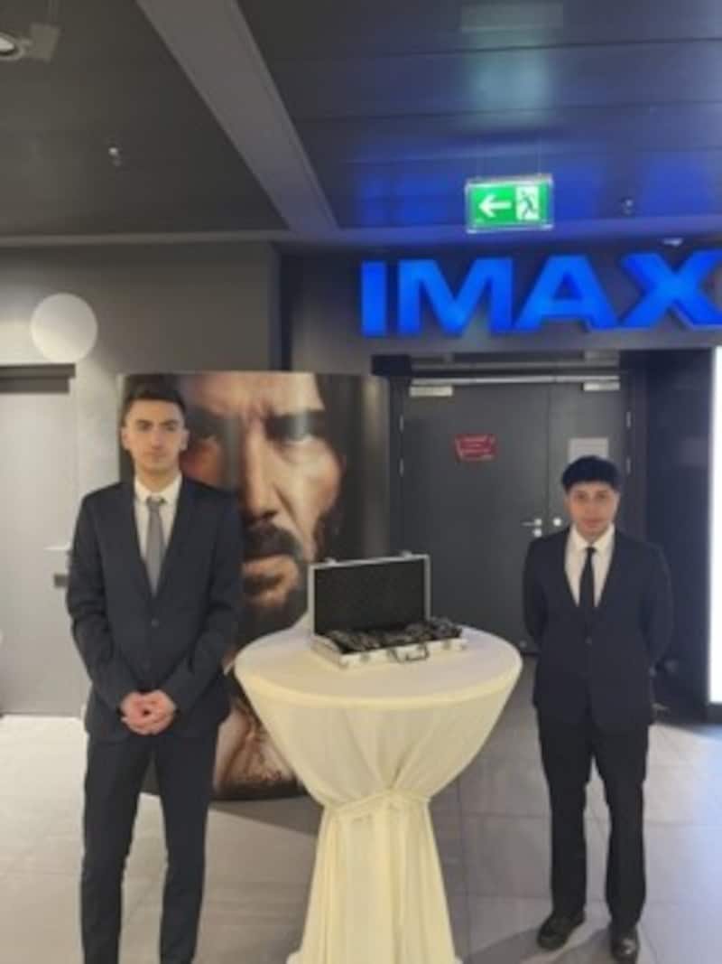 Unsere wachsamen Bodyguards ließen die Fan-Münzen bei der Premiere von „John Wick 4“ nicht aus den Augen. (Bild: zVg)