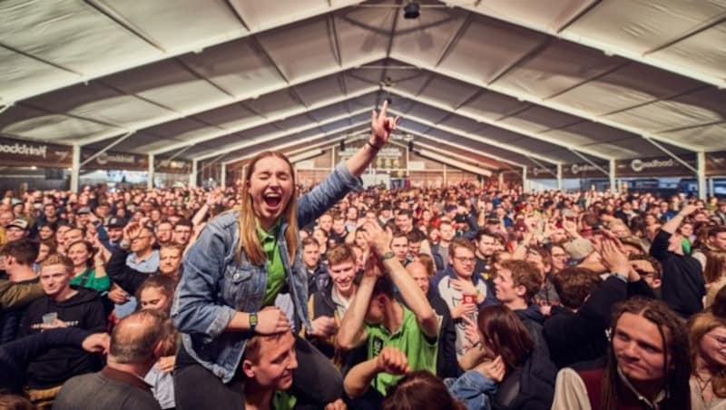 Eine Mega-Party zu Live-Blasmusik bei der Main-Stage im Festzelt. (Bild: Klaus Mittermayr Fotografie)