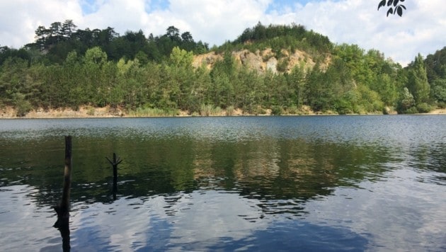 Das Badeverbot im Steinbruchsee bleibt weiter bestehen. (Bild: Stefan Lirsch)
