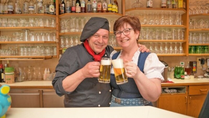 Sigi John führt das Wirtshaus gemeinsam mit seiner Frau Gabi. Gastfreundschaft wird bei den beiden groß geschrieben. (Bild: Fellner Klemens)