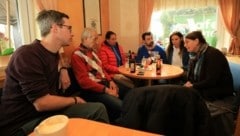 Kay-Michael Dankl und Elke Kahr beim Ortstermin im Siebenbürger-Cafe in der Südtiroler Siedlung, die vom Abriss bedroht ist. (Bild: Benedict Grabner)