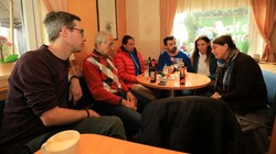 Kay-Michael Dankl und Elke Kahr beim Ortstermin im Siebenbürger-Cafe in der Südtiroler Siedlung, die vom Abriss bedroht ist. (Bild: Benedict Grabner)