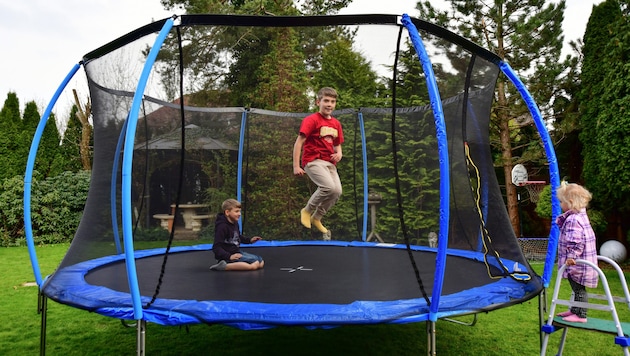 The classic garden trampoline ensures full ambulances in spring (Bild: stock.adobe.com)