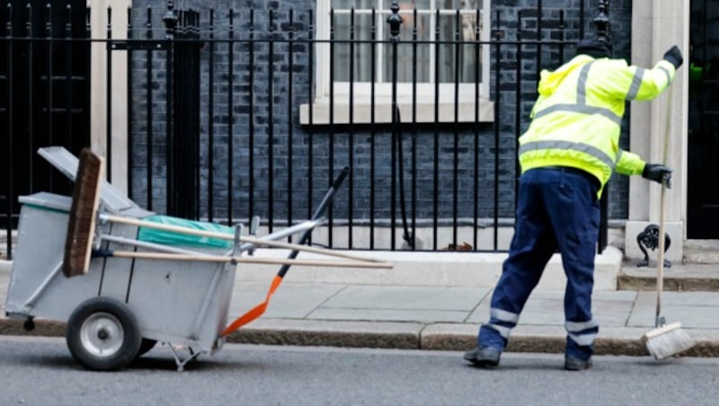 Londons Straßenkehrer müssen künftig den Dreck von Vandalen nicht mehr wegkehren. Das werden diese selbst machen müssen. Unter Beobachtung. (Bild: APA/Photo by Tolga Akmen/AFP)
