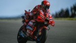 Ducati-Pilot Francesco Bagnaia gewinnt neben dem Sprint-Rennen auch das Hauptrennen beim GP von Portimao (POR). (Bild: APA/AFP/PATRICIA DE MELO MOREIRA)