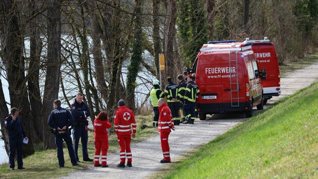Rettungskräfte versuchten noch alles - leider vergebens. (Bild: Lauber/laumat.at Matthias)