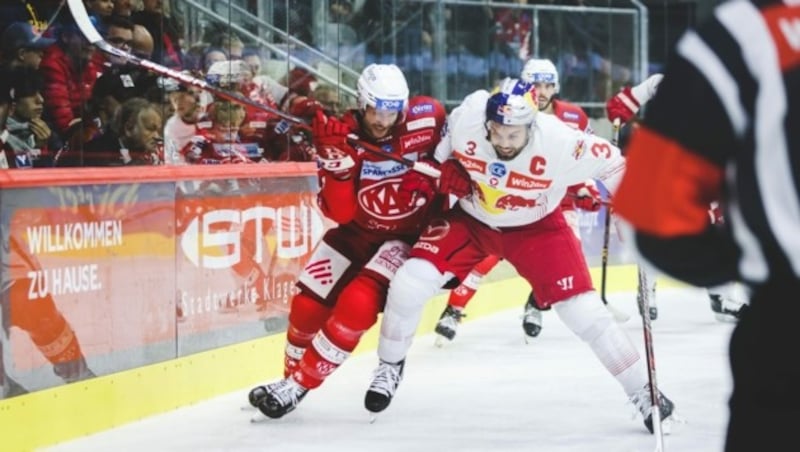 KAC-Verteidiger Paul Postma im Zweikampf mit Salzburg-Stürmer Peter Schneider. (Bild: GEPA pictures)