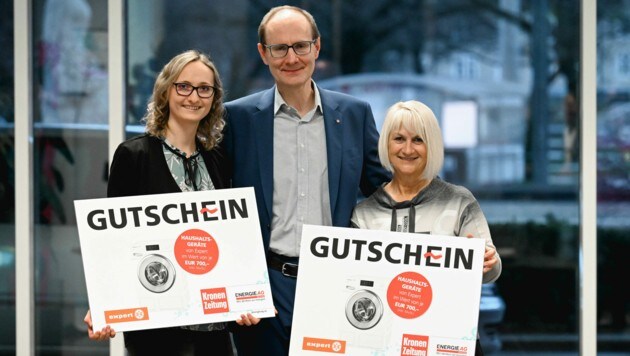 Chantal Ehrenleitner e Ingrid Reinthaler (derecha) recibieron un vale de Expert.  Alfred Kapfer felicitó.  (Imagen: Markus Wenzel)