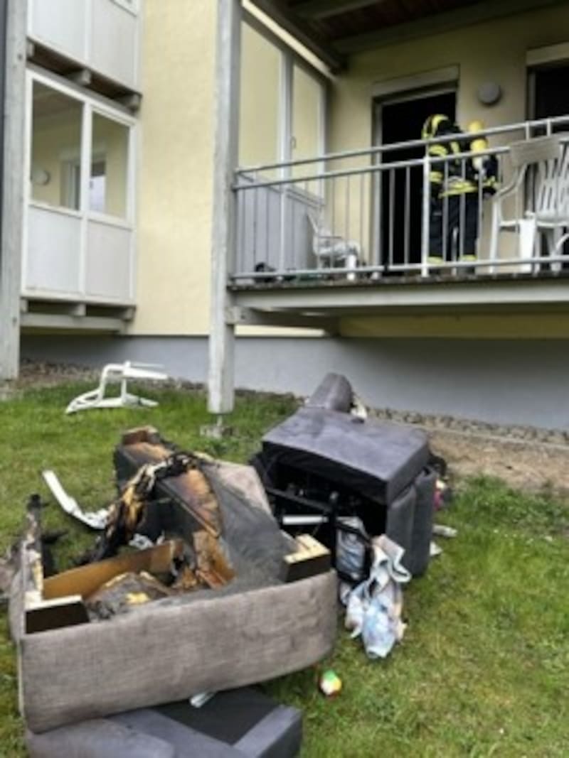 Die Couch fing Feuer. (Bild: FF Roßbach)