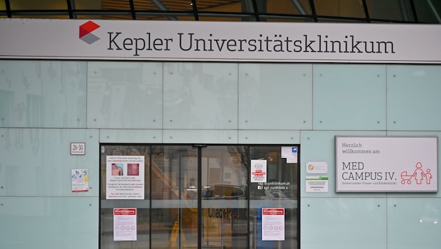 Die Kinder wurden in die Kinderklinik in Linz gebracht (Bild: Dostal Harald)