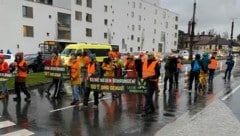 Klimaaktivisten blockierten Montagfrüh den Innsbrucker Südring. (Bild: Letzte Generation Österreich)