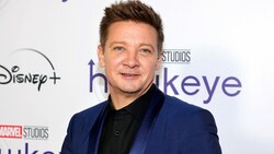 Jeremy Renner ist nach seinem schweren Unfall mit einem Schneeräumfahrzeug auf dem Weg der Besserung. (Bild: APA/Theo Wargo/Getty Images for Disney/AFP)