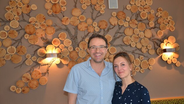 Martin und Tanja Rietzler haben auch den Lebensbaum im Hintergrund selbst aus Naturmaterialien kreiert. (Bild: Daum Hubert)