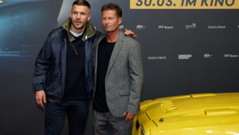 Lukas Podolski posiert mit Til Schweiger bei der „Manta Manta - Zwoter Teil“-Premiere in Köln (Bild: Henning Kaiser / dpa / picturedesk.com)