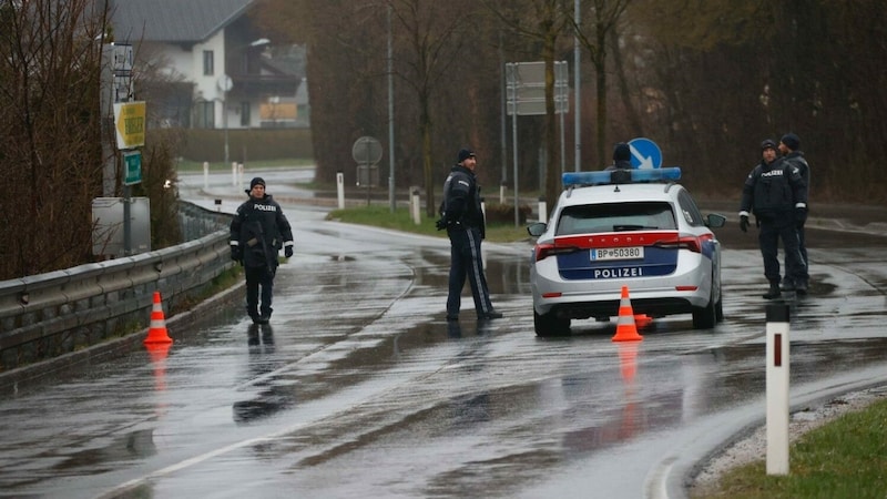 Die Polizei hat den Tatort und das Gemeindegebiet großräumig abgesperrt. (Bild: Markus Tschepp)