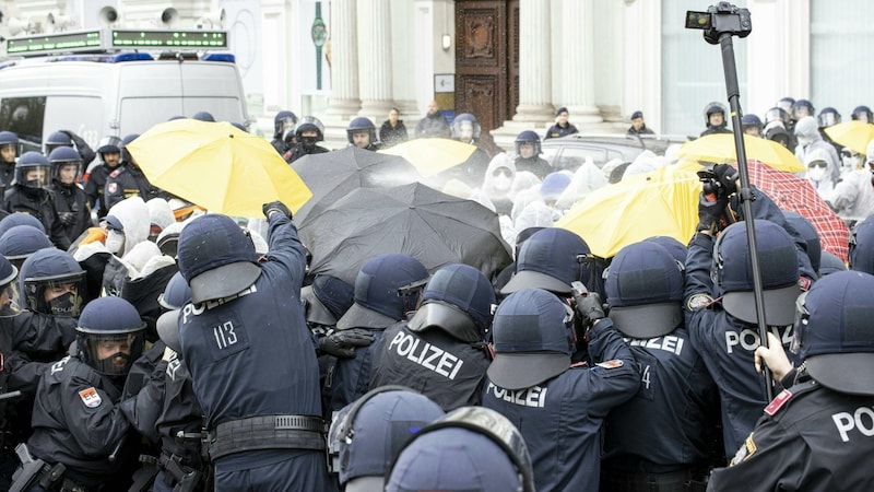 Zumindest 150 Personen seien bei der Aktion eingekesselt und von der Polizei durchsucht worden.  (Bild: APA/TOBIAS STEINMAURER)