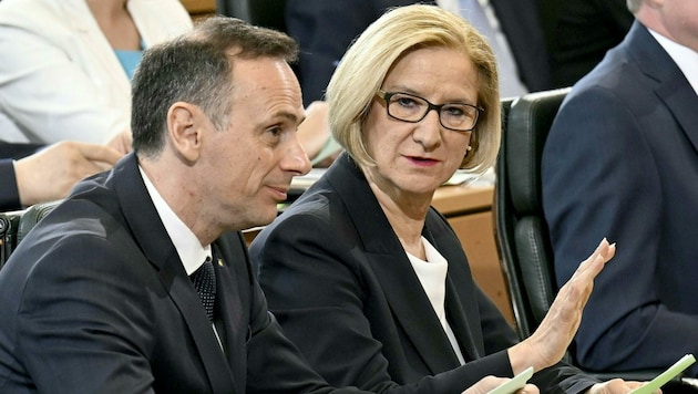 Jochen Danninger, Klubobmann der ÖVP Niederösterreich, stärkt Landeshauptfrau Johanna Mikl-Leitner den Rücken. (Bild: APA/HELMUT FOHRINGER)
