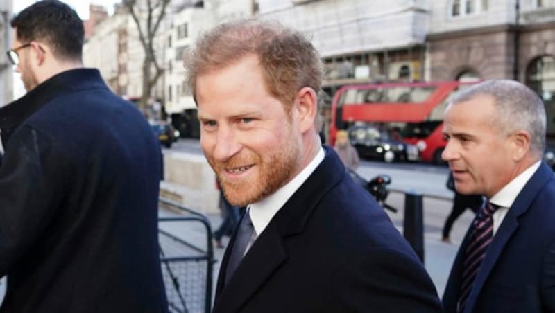 Der britische Prinz Harry, Mitte, kommt am Montag, 27. März 2023, am Royal Courts Of Justice in London an. (Bild: APAPA/Jordan Pettitt/PA Wire/PA via AP)