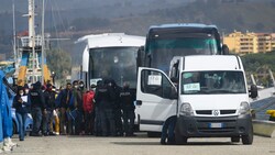 Migranten nach ihrer Ankunft in Kalabrien (Bild: The Associated Press)