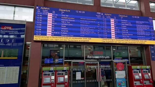 Am Innsbrucker Hauptbahnhof wurden Fahrgäste via Anzeigetafeln über den Streik informiert. (Bild: Manuel Schwaiger)