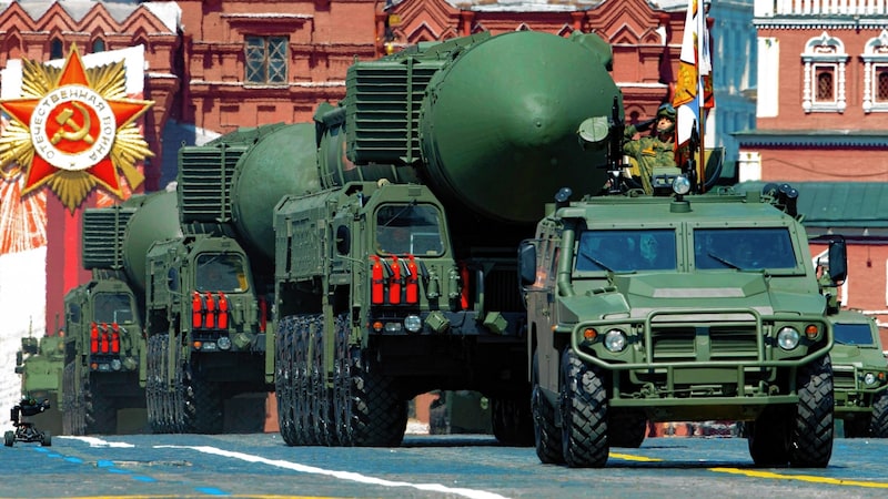 Des missiles russes RS-24 lors du défilé militaire annuel sur la place Rouge à Moscou. (Bild: AP)