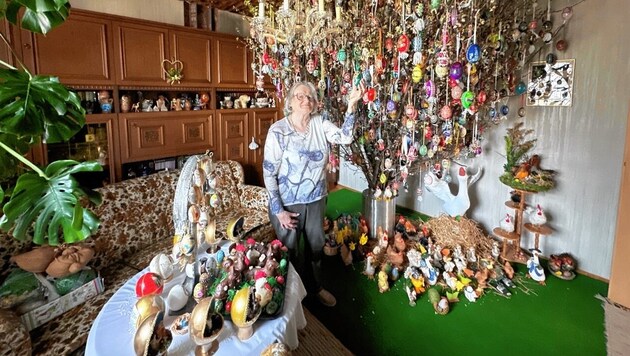 Irene Konrad mit ihrem Eierbaum. (Bild: Christian Schulter)