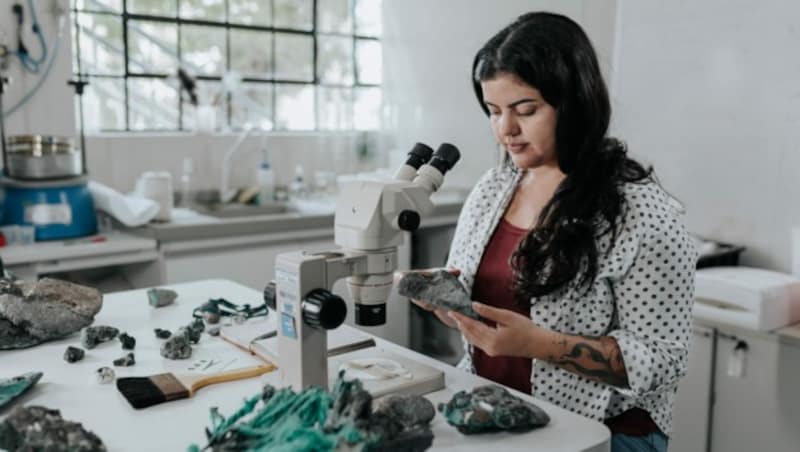 Plastikkrusten sind für Wissenschaftlerin Fernanda Avelar Santos zum Schwerpunkt ihrer Forschung geworden. (Bild: AFP/Fonseca)