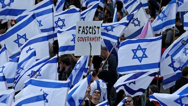 Nach den Massenprotesten gegen die Justizreform rudert die Regierung in Israel nun zurück. (Bild: AFP)